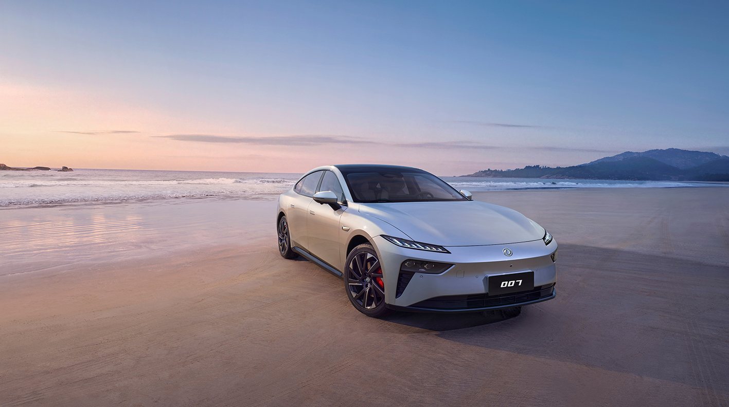 The Dongfeng eπ007 on a beach at dusk